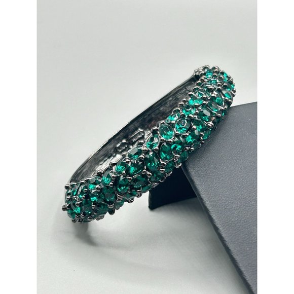Designer Signed KJL Kenneth Jay Lane Hinged Clamper Bangle Green Crystals Pave - Picture 2 of 9